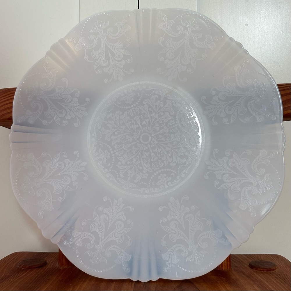 Vintage Macbeth Evans Glass Company
American Sweetheart Big Plate Milk Glass